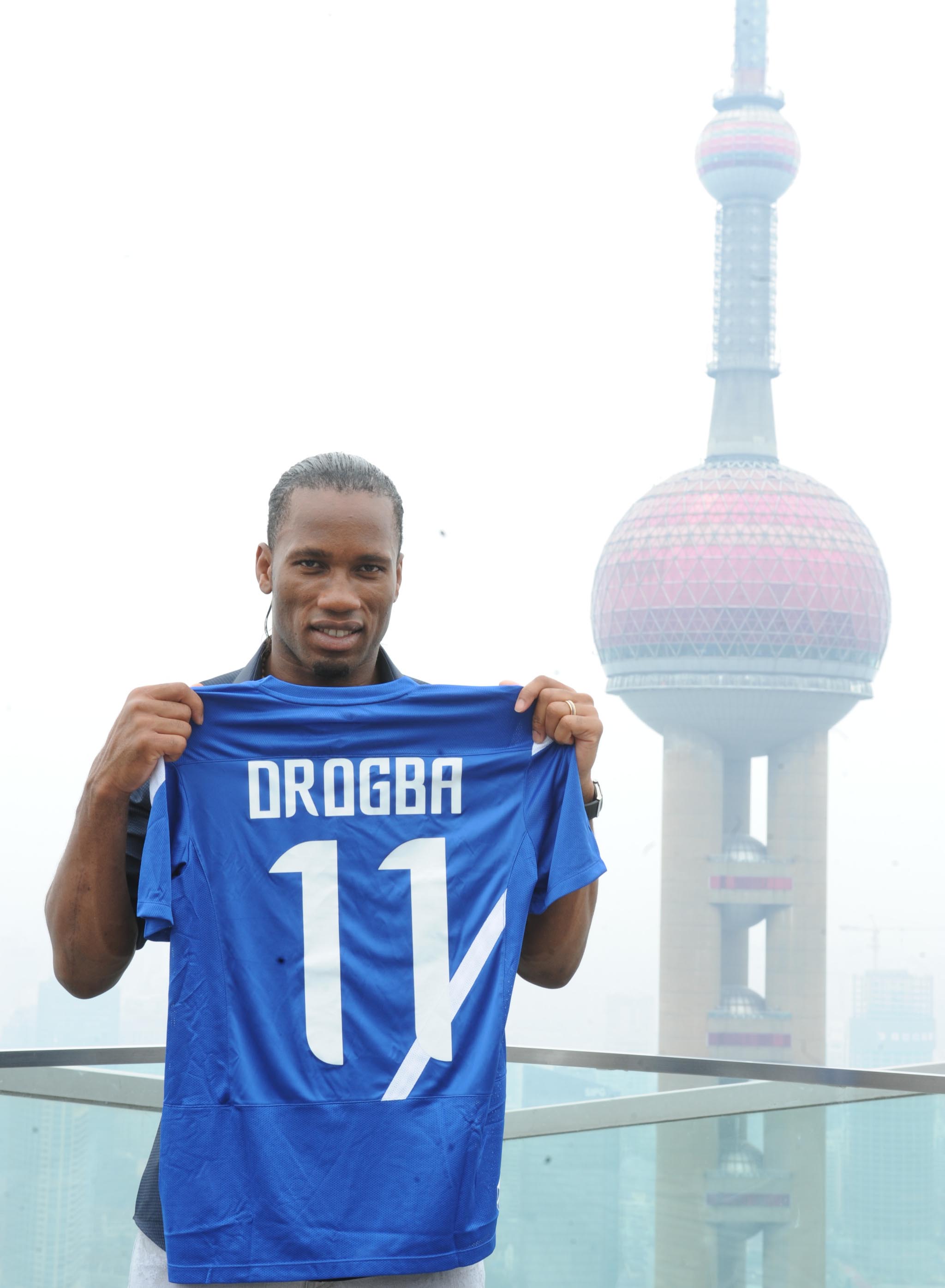 九游体育-德罗巴重返赛场，领先优势明显首场状态出色，湖人观众沸腾！